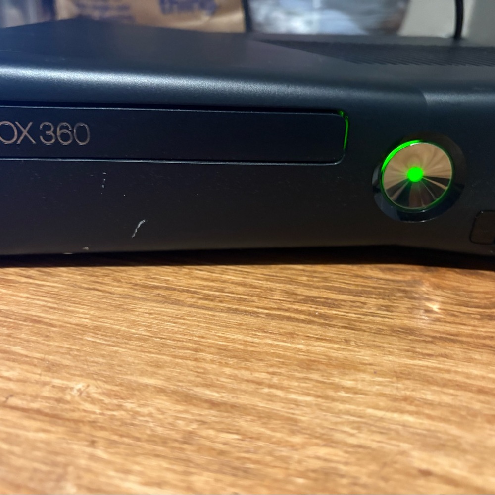 Xbox 360 Black Gaming Console & 2games with all wires and controllers